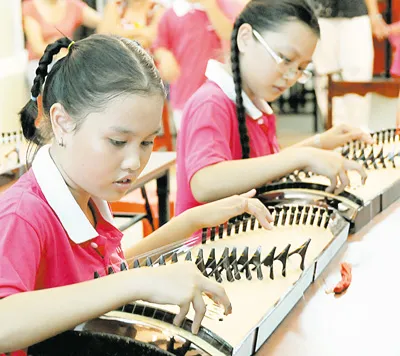 Lớp đàn tranh ở Nhà Thiếu nhi TP dành cho các em yêu âm nhạc dân tộc. Ảnh: An Dung Dàn nhạc tự chế của nhóm trẻ làng Barva (Kon Tum). Ảnh: TAM THÁI