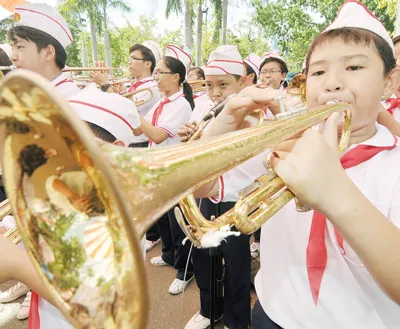 Đội kèn thiếu nhi TP biểu diễn tại công viên Đầm Sen. Ảnh: VIỆT DŨNG