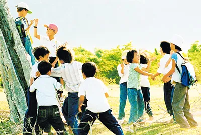 Niềm vui của các bạn lớp 5 trường vùng cao Khánh Vĩnh (Khánh Hòa). Ảnh: TAM THÁI