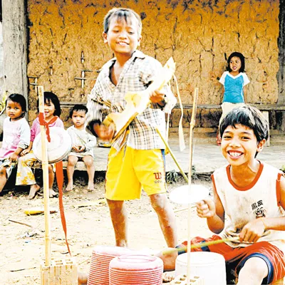 Dàn nhạc tự chế của nhóm trẻ làng Barva (Kon Tum). Ảnh: TAM THÁI