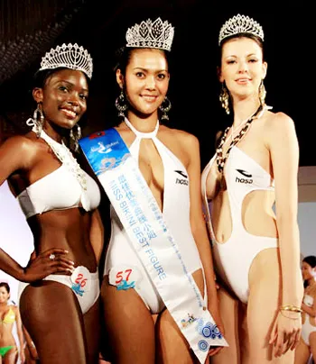 Miss Bikini có số đo hoàn hảo nhất (giữa) và hai Á hậu 1 và 2 Miss Bikini có số đo hoàn hảo nhất (giữa) và hai Á hậu 1 và 2