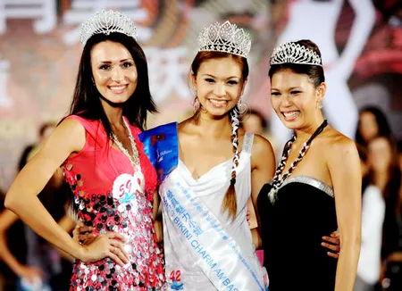 Miss Bikini duyên dáng Philippine (giữa) và 2 Á hậu Miss Bikini duyên dáng Philippine (giữa) và 2 Á hậu