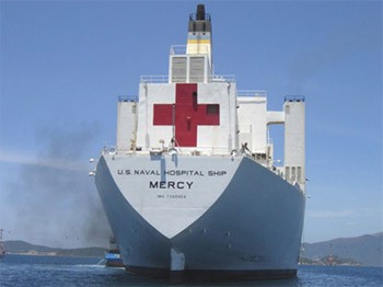 USNS Mercy, a US naval hospital ship, lands at the Qui Nhon Port on May 31 (Photo: VnExpress) USNS Mercy, a US naval hospital ship, lands at the Qui Nhon Port on May 31 (Photo: VnExpress)