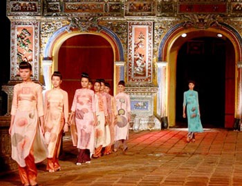 Ao dai fashion show in Hue festival 2008 (File photo: SGGP) Ao dai fashion show in Hue festival 2008 (File photo: SGGP)