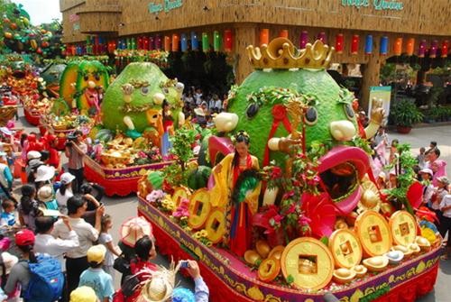 A parade of fruit kicked-off the event at the Suoi Tien Cultural Tourist Park ( Photo: Tuoi tre) A parade of fruit kicked-off the event at the Suoi Tien Cultural Tourist Park ( Photo: Tuoi tre)