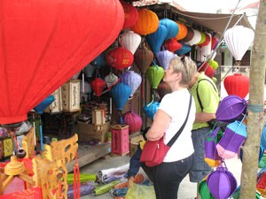 Foreign tourists buy lantern in Hoi An Ancient Town near Danang City (Photo: Khanh Van) Foreign tourists buy lantern in Hoi An Ancient Town near Danang City (Photo: Khanh Van)