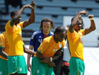 Ivory Coast's Didier Drogba (C) clutches his arm after a collision with Japan's Marcus Tulio Tanaka (back) on June 4, 2010. AFP photo Ivory Coast's Didier Drogba (C) clutches his arm after a collision with Japan's Marcus Tulio Tanaka (back) on June 4, 2010. AFP photo
