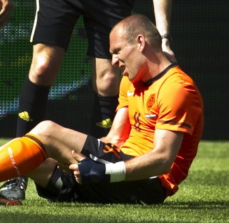 Arjen Robben holds his thigh after injuring himself during a friendly international football match against Hungary on June 5, 2010. AFP photo Arjen Robben holds his thigh after injuring himself during a friendly international football match against Hungary on June 5, 2010. AFP photo