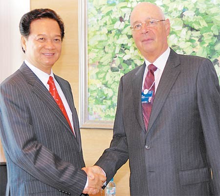 Vietnamese Prime Minister Nguyen Tan Dung ( L ) welcomes Klaus Schwab, executive chairman of the World Economic Forum, at the June 6, 2010 inauguration of the WEF on East Asia (Photo: SGGP) Vietnamese Prime Minister Nguyen Tan Dung ( L ) welcomes Klaus Schwab, executive chairman of the World Economic Forum, at the June 6, 2010 inauguration of the WEF on East Asia (Photo: SGGP)