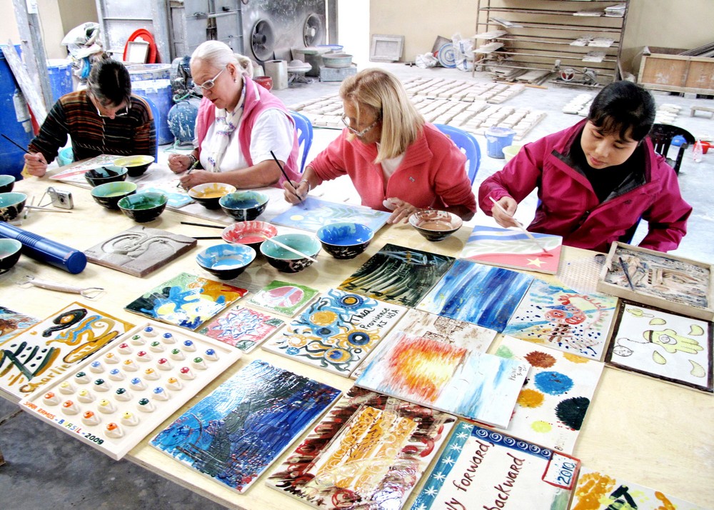 Three Argentinean artists and one Vietnamese work together on the ceramic mural in Hanoi (Photo:Mai An) Three Argentinean artists and one Vietnamese work together on the ceramic mural in Hanoi (Photo:Mai An)