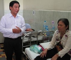 A representative of the Ho Chi Minh City Department of Health (L) visits a patient who turn blind after eye surgery. ( Photo: Lao Dong) A representative of the Ho Chi Minh City Department of Health (L) visits a patient who turn blind after eye surgery. ( Photo: Lao Dong)