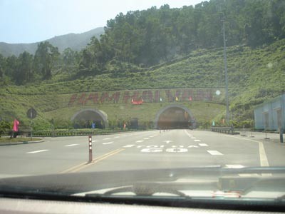 The road to Hai Van Tunnel, the longest tunnel in Southeast Asia on highway 1 between the two cities of Danang and Hue in central Vietnam ( Photo: U. Phuong) The road to Hai Van Tunnel, the longest tunnel in Southeast Asia on highway 1 between the two cities of Danang and Hue in central Vietnam ( Photo: U. Phuong)
