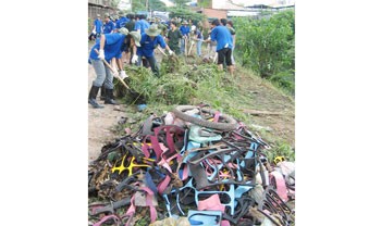 Volunteer students protect the environment by making living areas cleaner Volunteer students protect the environment by making living areas cleaner