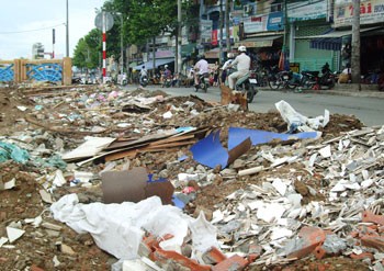 The canalside is profusely full of garbage The canalside is profusely full of garbage