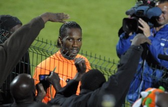 Didier Drogba greets supporters during a training session on June 10, 2010 in Vereeninging. AFP photo Didier Drogba greets supporters during a training session on June 10, 2010 in Vereeninging. AFP photo