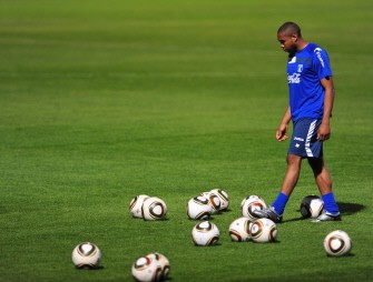 Johnny Palacios takes part in a training session in Kanyamazane on June 14, 2010. AFP Johnny Palacios takes part in a training session in Kanyamazane on June 14, 2010. AFP