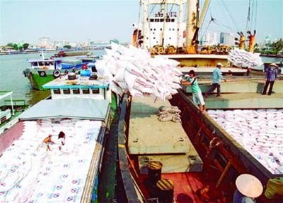 Rice hauled onto a boat for export at a Ho Chi Minh City port (Photo: TT) Rice hauled onto a boat for export at a Ho Chi Minh City port (Photo: TT)
