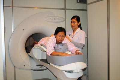 Ms. Nguyen Thi Soi receives a free MRI breast cancer scan conducted by Aurora MRI 1.5 Tesla (Photo: Courtesy of Hoan My Clinic) Ms. Nguyen Thi Soi receives a free MRI breast cancer scan conducted by Aurora MRI 1.5 Tesla (Photo: Courtesy of Hoan My Clinic)