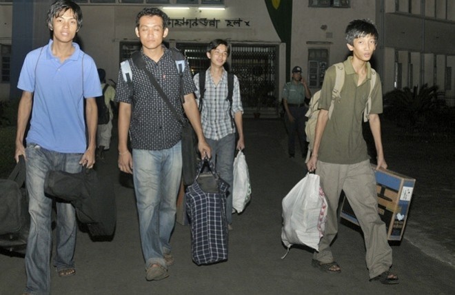 Bangladeshi students carry their belongings as they leave their dormitories following the closure of the University of Engineering and Technology in Dhaka late on June 19, 2010. AFP Bangladeshi students carry their belongings as they leave their dormitories following the closure of the University of Engineering and Technology in Dhaka late on June 19, 2010. AFP