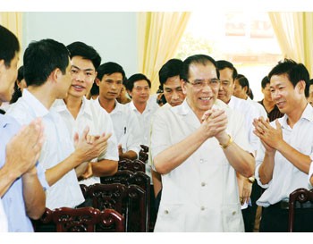 Party General Secretary Nong Duc Manh meets with voters in Pho Yen District of northern Province of Thai Nguyen on June 26, 2010. Party General Secretary Nong Duc Manh meets with voters in Pho Yen District of northern Province of Thai Nguyen on June 26, 2010.