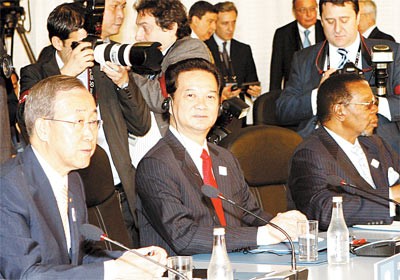 Vietnamese Prime Minister Nguyen Tan Dung (C) at the opening of the G20 Summit on June 27 (local time) in Toronto, Canada (Photo: SGGP) Vietnamese Prime Minister Nguyen Tan Dung (C) at the opening of the G20 Summit on June 27 (local time) in Toronto, Canada (Photo: SGGP)