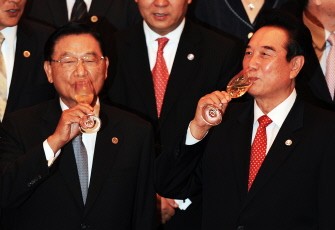 Chen Yunlin (R), the head of a semi-official Chinese agency, toasts with his Taiwan counterpart Chiang Ping-kun, chairman for the Taiwan's Strait Exchange Foundation, during the Economic Cooperation Framework Agreement (ECFA) signning ceremony in Chongqing, Sichuan in China on June 29, 2010. AFP photo Chen Yunlin (R), the head of a semi-official Chinese agency, toasts with his Taiwan counterpart Chiang Ping-kun, chairman for the Taiwan's Strait Exchange Foundation, during the Economic Cooperation Framework Agreement (ECFA) signning ceremony in Chongqing, Sichuan in China on June 29, 2010. AFP photo