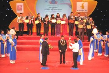 More than 60 hotels, travel and tourist service companies receive Vietnam Tourism Awards 2010 in Hanoi on June 29. More than 60 hotels, travel and tourist service companies receive Vietnam Tourism Awards 2010 in Hanoi on June 29.