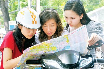 Examinees and relatives search for test sites on a map (Photo: SGGP) Examinees and relatives search for test sites on a map (Photo: SGGP)