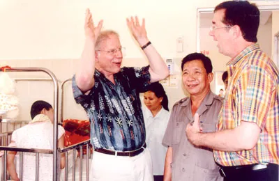 Thiếu tướng Trần Ngọc Thổ (thứ hai từ phải sang), Chủ tịch Hội Nạn nhân chất độc da cam/dioxin TPHCM, cùng với những người yêu hòa bình quốc tế đấu tranh đòi công lý cho nạn nhân chất độc da cam Việt Nam. Thiếu tướng Trần Ngọc Thổ (thứ hai từ phải sang), Chủ tịch Hội Nạn nhân chất độc da cam/dioxin TPHCM, cùng với những người yêu hòa bình quốc tế đấu tranh đòi công lý cho nạn nhân chất độc da cam Việt Nam.