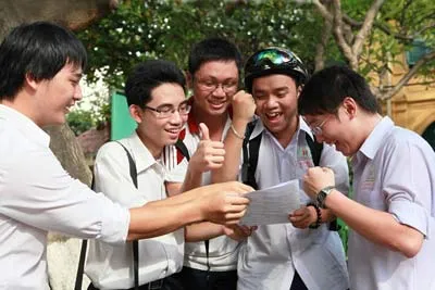Thí sinh tại Hội đồng thi tốt nghiệp THPT Hồng Bàng (quận 5) vui mừng sau giờ thi môn Hóa chiều 2-6. Ảnh: TRẦN THANH Thí sinh tại Hội đồng thi tốt nghiệp THPT Hồng Bàng (quận 5) vui mừng sau giờ thi môn Hóa chiều 2-6. Ảnh: TRẦN THANH