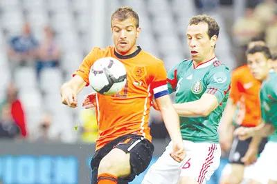 Rafael Van Der Vaart (trái) trong trận giao hữu với Mexico Rafael Van Der Vaart (trái) trong trận giao hữu với Mexico