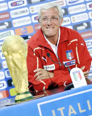 HLV Marcello Lippi trong cuộc họp báo ở Sestriere HLV Marcello Lippi trong cuộc họp báo ở Sestriere