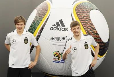 Thomas Mueller (phải) và Holger Badstuber Thomas Mueller (phải) và Holger Badstuber