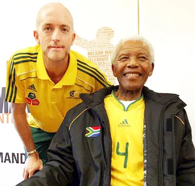 Ngài Nelson Mandela chụp hình lưu niệm cùng hậu vệ Matthew Booth. Ngài Nelson Mandela chụp hình lưu niệm cùng hậu vệ Matthew Booth.