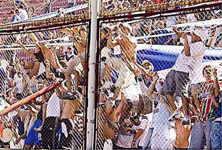 Hình ảnh các cổ động viên quá khích là nỗi ám ảnh tại mỗi kỳ World Cup. Hình ảnh các cổ động viên quá khích là nỗi ám ảnh tại mỗi kỳ World Cup.