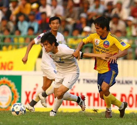 Công Vinh (áo trắng) luôn các đối thủ “chăm sóc” nhiệt tình trong các trận đấu. Ảnh: Hoàng Hùng Công Vinh (áo trắng) luôn các đối thủ “chăm sóc” nhiệt tình trong các trận đấu. Ảnh: Hoàng Hùng