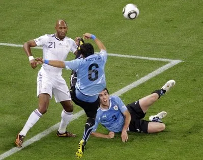 Nicolas Anelka (áo trắng) trong pha uy hiếp cầu môn Uruguay. Nicolas Anelka (áo trắng) trong pha uy hiếp cầu môn Uruguay.