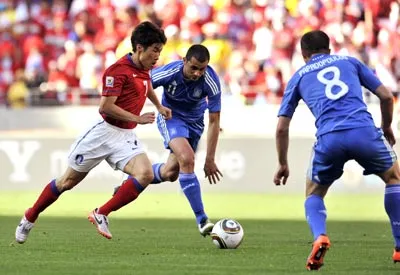 Park Ji-Sung (số 7, áo đỏ) là người nâng tỷ số lên 2-0 cho tuyển Hàn Quốc Park Ji-Sung (số 7, áo đỏ) là người nâng tỷ số lên 2-0 cho tuyển Hàn Quốc