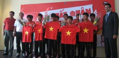 12 cầu thủ thiếu niên lên đường tham dự Hội trại bóng đá toàn cầu Nam Phi 2010