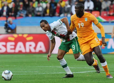 Tiền đạo Liedson (áo trắng, Bồ Đào Nha) cố gắng vượt qua Yaya Toure của Bờ Biển Ngà. Tiền đạo Liedson (áo trắng, Bồ Đào Nha) cố gắng vượt qua Yaya Toure của Bờ Biển Ngà.