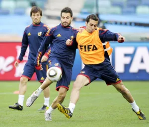 Fabregas đá chính? Tại sao không?