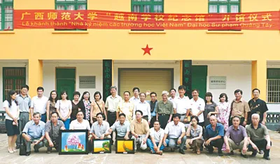 Đoàn Trường TSQ Nguyễn Văn Trỗi và các bạn Trung Quốc trước nhà lưu niệm lưu học sinh VN trong Trường ĐHSP Quảng Tây. Ảnh: LƯ VIỆT HOA