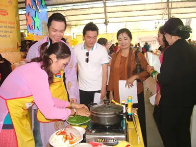 Ca sĩ Lam Trường (áo trắng), nghệ sĩ Xuân Hương chấm giải Siêu đi chợ cho nhà báo Như Hoa (báo SGGP) và ca sĩ Nathan Lee Ca sĩ Lam Trường (áo trắng), nghệ sĩ Xuân Hương chấm giải Siêu đi chợ cho nhà báo Như Hoa (báo SGGP) và ca sĩ Nathan Lee