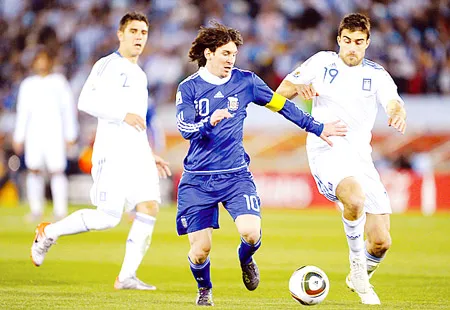 Tiền đạo Argentina striker Lionel Messi đi bóng giữa 2 cầu thủ Hy Lạp. Tiền đạo Argentina striker Lionel Messi đi bóng giữa 2 cầu thủ Hy Lạp.