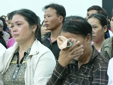Mẹ (ngoài cùng bên phải) và chị ruột của chị Hiếu nghẹn ngào khi Ban tường thuật hành vi giết vợ một cách man rợ Mẹ (ngoài cùng bên phải) và chị ruột của chị Hiếu nghẹn ngào khi Ban tường thuật hành vi giết vợ một cách man rợ