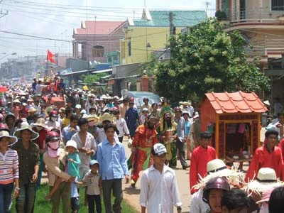 Trà Vinh: Hàng chục ngàn du khách tham dự Lễ hội nghinh Ông