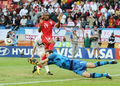 Tiền đạo Jermain Defoe (19, Anh) - tác giả bàn thắng duy nhất giúp tuyển Anh lọt vào vòng 2 - trong pha uy hiếp thủ môn Samir Handanovic của Slovenia. Tiền đạo Jermain Defoe (19, Anh) - tác giả bàn thắng duy nhất giúp tuyển Anh lọt vào vòng 2 - trong pha uy hiếp thủ môn Samir Handanovic của Slovenia.