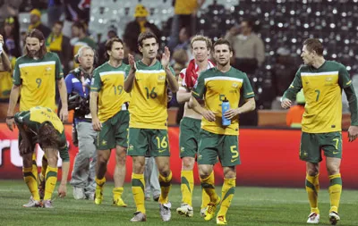 Vẻ tiếc nuối của các cầu thủ Australia sau trận đấu. Họ cùng được 4 điểm với Ghana, nhưng chỉ đứng ở vị trí thứ 3 do kém hiệu số. Vẻ tiếc nuối của các cầu thủ Australia sau trận đấu. Họ cùng được 4 điểm với Ghana, nhưng chỉ đứng ở vị trí thứ 3 do kém hiệu số.