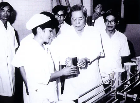 Tổng Bí thư Nguyễn Văn Linh thăm Nhà máy sữa DIELAC TPHCM (2-11-1990). Tổng Bí thư Nguyễn Văn Linh thăm Nhà máy sữa DIELAC TPHCM (2-11-1990).