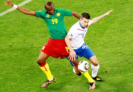 Pha tranh bóng giữa tiền đạo Hà Lan Robin van Persie (phải) và hậu vệ Cameroon Stephane Mbia. Pha tranh bóng giữa tiền đạo Hà Lan Robin van Persie (phải) và hậu vệ Cameroon Stephane Mbia.